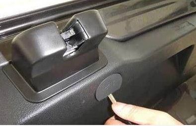 車上隱藏的逃生暗道 拔動開關(guān)，關(guān)鍵時(shí)刻的救命法寶
